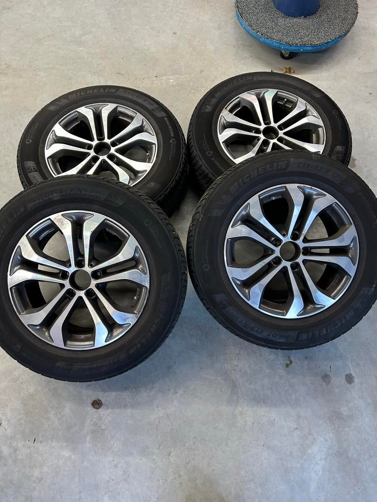 Mercedes GLC Velgen 17" Winterbanden, Auto-onderdelen, Banden en Velgen, Gebruikt, Banden en Velgen, 17 inch, 235 mm
