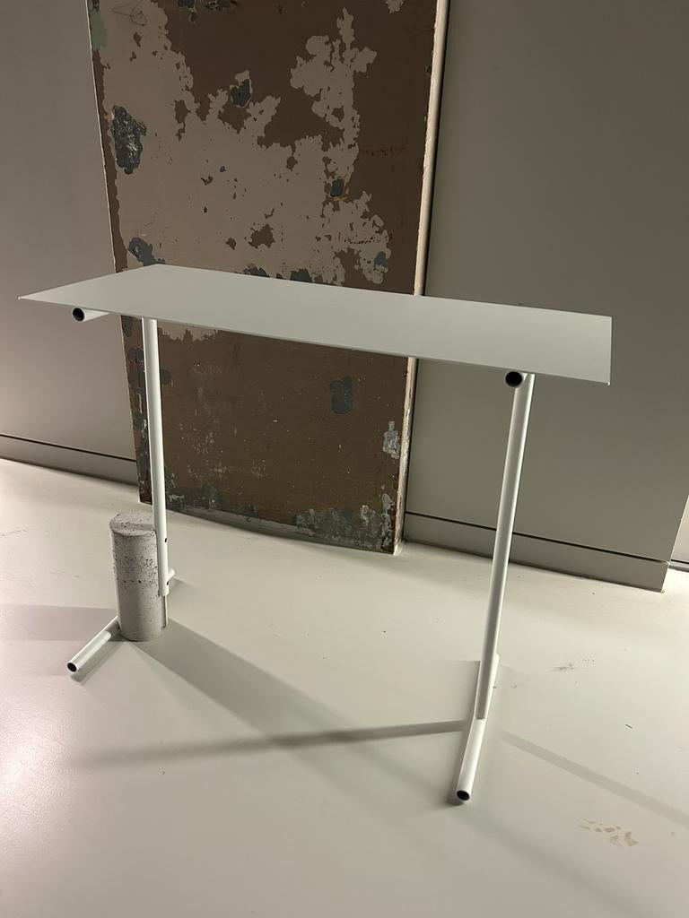 Design presentatie tafeltje in lichtgrijs, Ophalen, Gebruikt, Metaal of Aluminium, 75 cm of meer