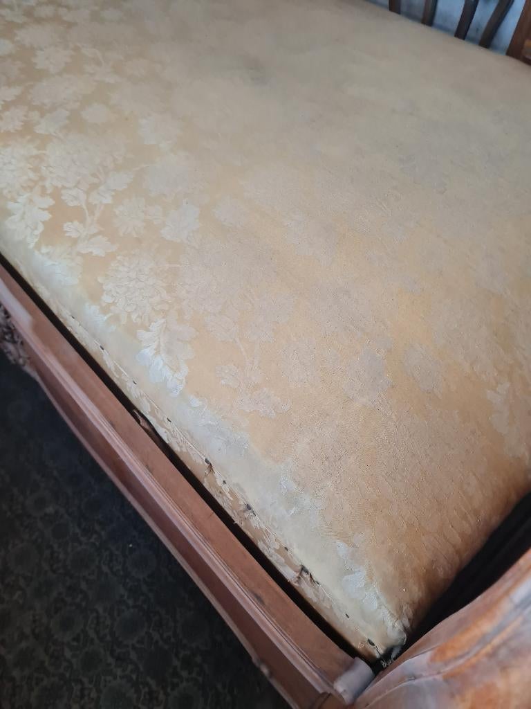 Antiek bed met nachtkastjes staat op wieltjes, Ophalen