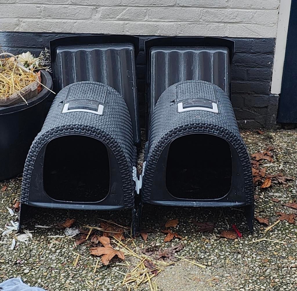 2x kattenbak curver 15 euro per stuk, Ophalen, Gebruikt