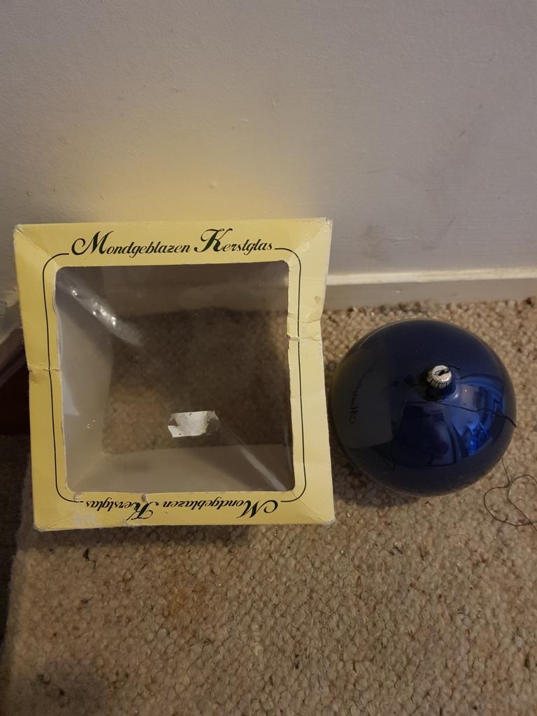Een mondgeblazen kerstbal., Ophalen