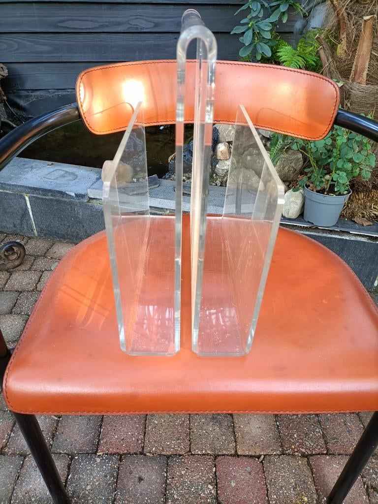 Plexiglas Retro lectuurbak. Vintage kranten bak., Ophalen