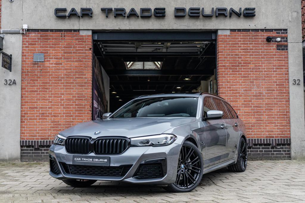 BMW 5-serie Touring 530e M-Sport Pano / Camera / Trekhaak, Auto's, BMW, 1998 cc, Achterwielaandrijving, Gebruikt, Zwart