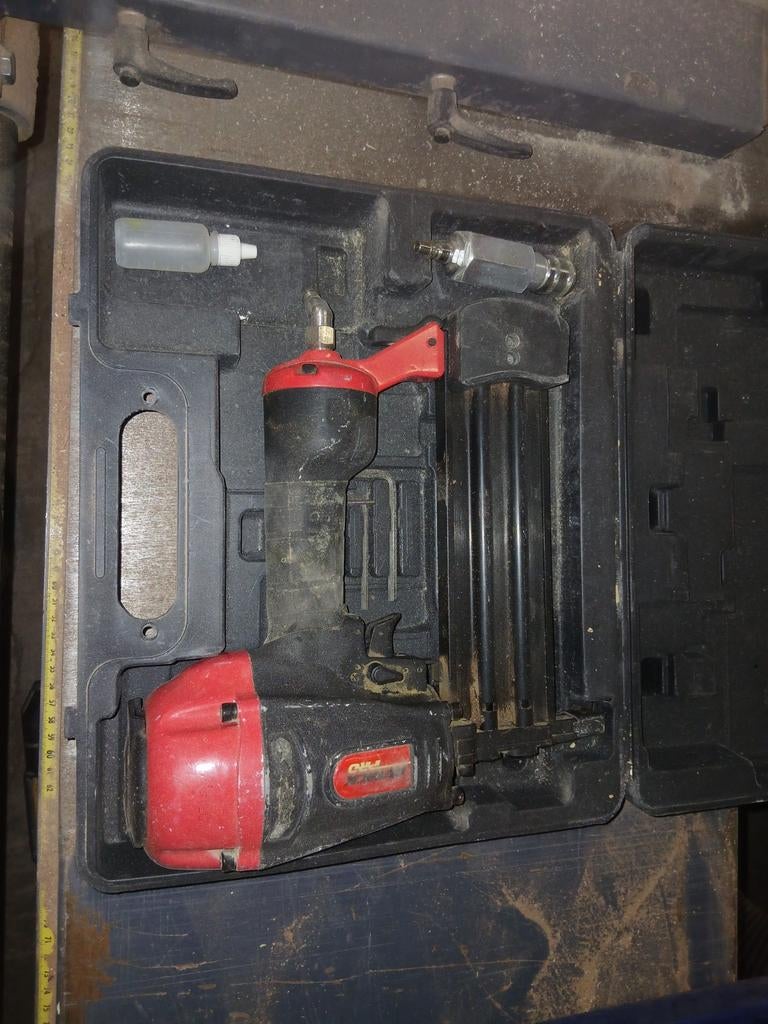Lucht nageltacker - professioneel gereedschap, Gebruikt, 6 tot 10 bar, Ophalen of Verzenden, Minder dan 200 liter/min