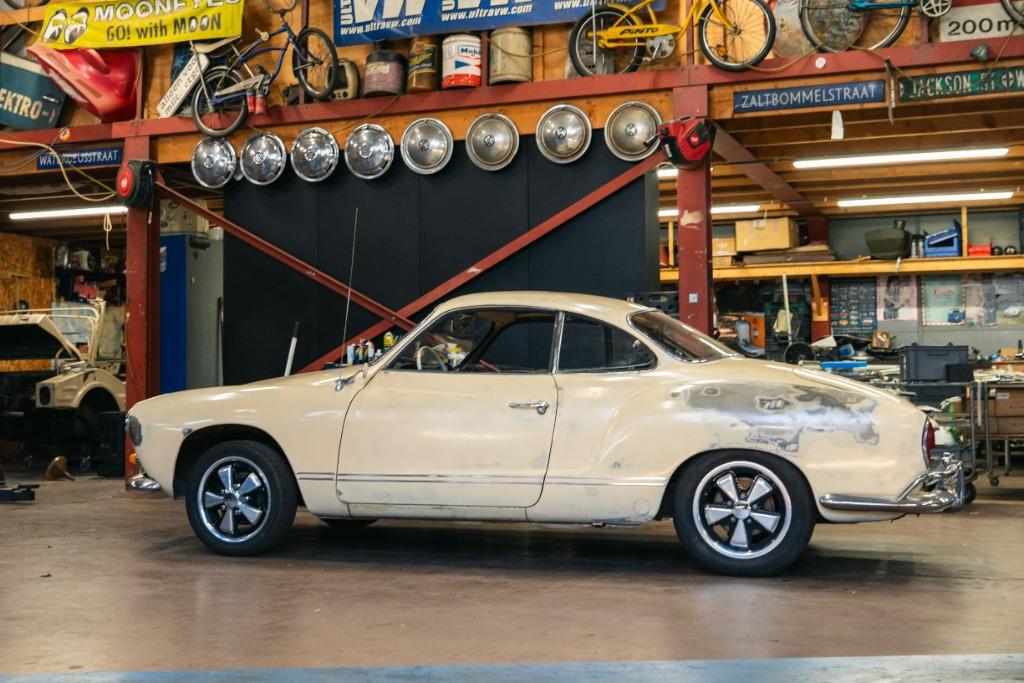 VW Karmann Ghia coupe uit 1965 op Fuchs velgen, Achterwielaandrijving, Zwart, Volkswagen, Beige