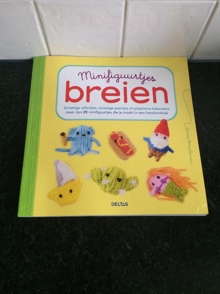 Minifiguurtjes breien - AnnaHrachovec - ZGAN!, Hobby en Vrije tijd, Breien en Haken, Ophalen of Verzenden, Zo goed als nieuw, Breien