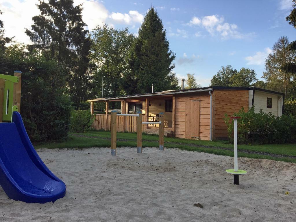 Te huur ruime VerandaChalets op leuke camping met zwembad, In bos, 2 slaapkamers, Recreatiepark, Chalet, Bungalow of Caravan