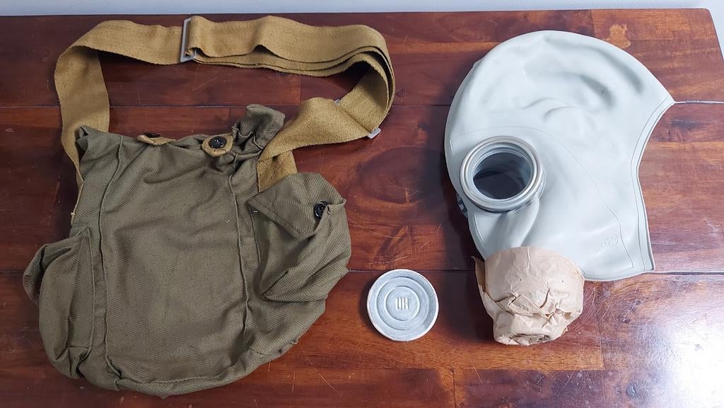 Vintage Gasmasker in legertas WW2, Ophalen of Verzenden, Landmacht, Overige gebieden, Helm of Baret