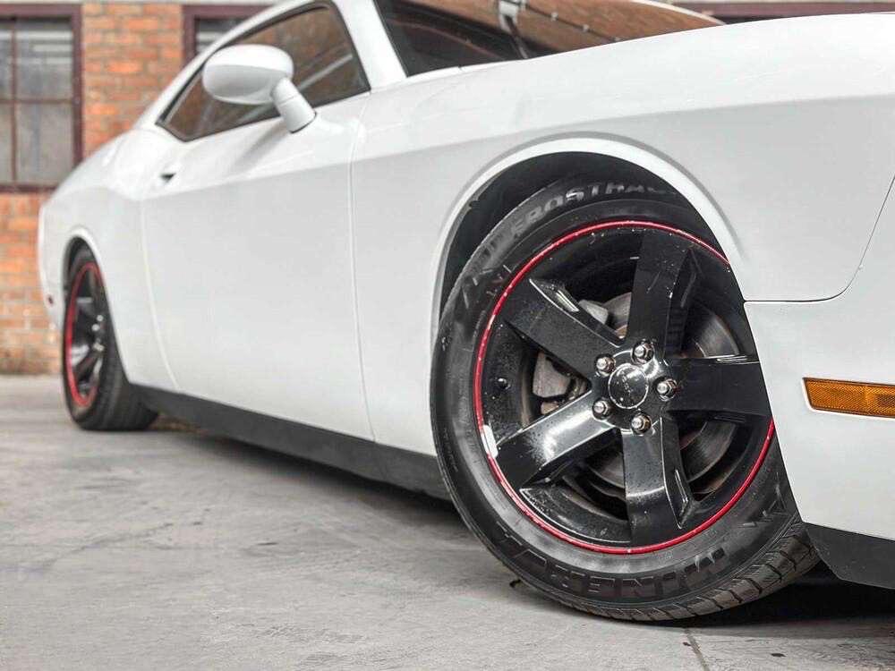 Dodge Challenger 3.6 V6 Automaat – 2013 – vanaf €9.000,00, Auto's, Automaat, Zwart, 0 kg, Wit