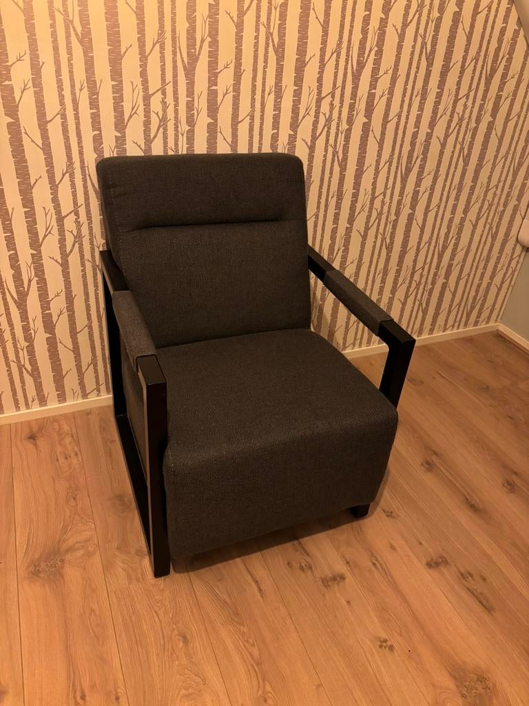 Zeer nette donker grijze stoel, Huis en Inrichting, Fauteuils, Ophalen, 75 tot 100 cm, Zo goed als nieuw, Stof
