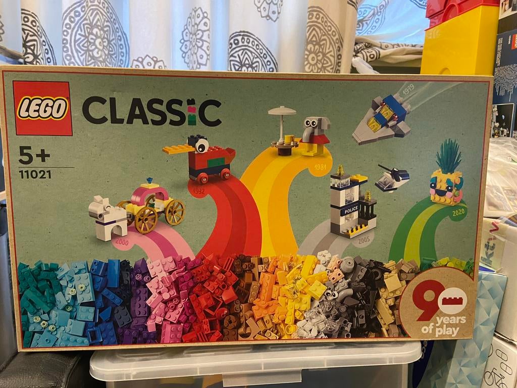 Lego Classic 11021 90 Jaar Jubileum Set - Nieuw!, Ophalen of Verzenden, Nieuw, Complete set, Lego