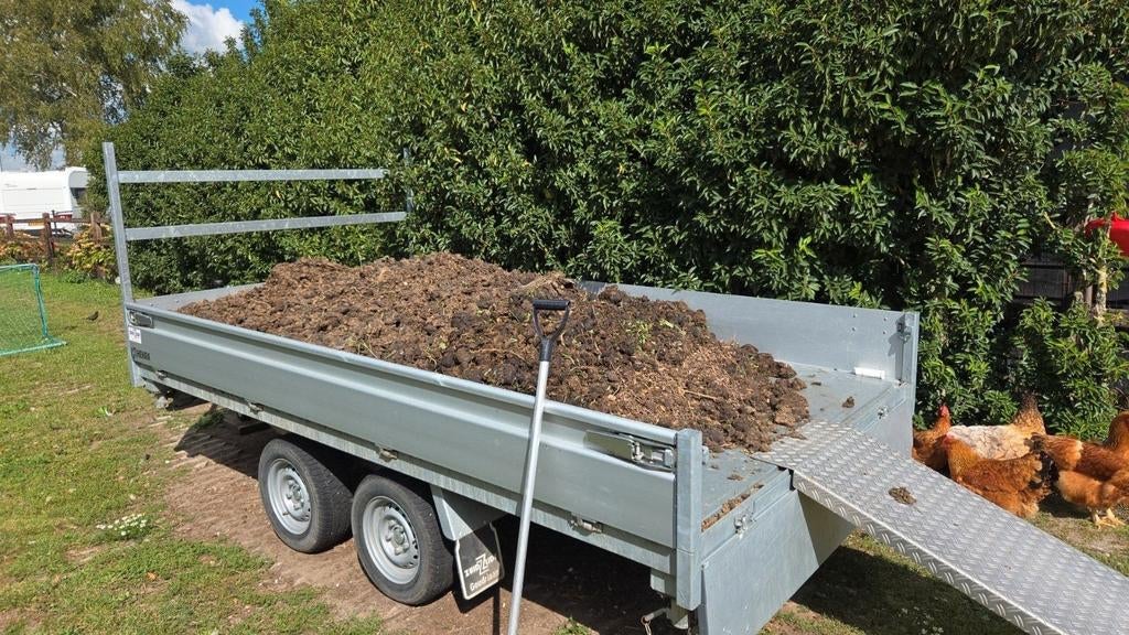 Mooie paardenmest voor tuin en moestuin, Ophalen