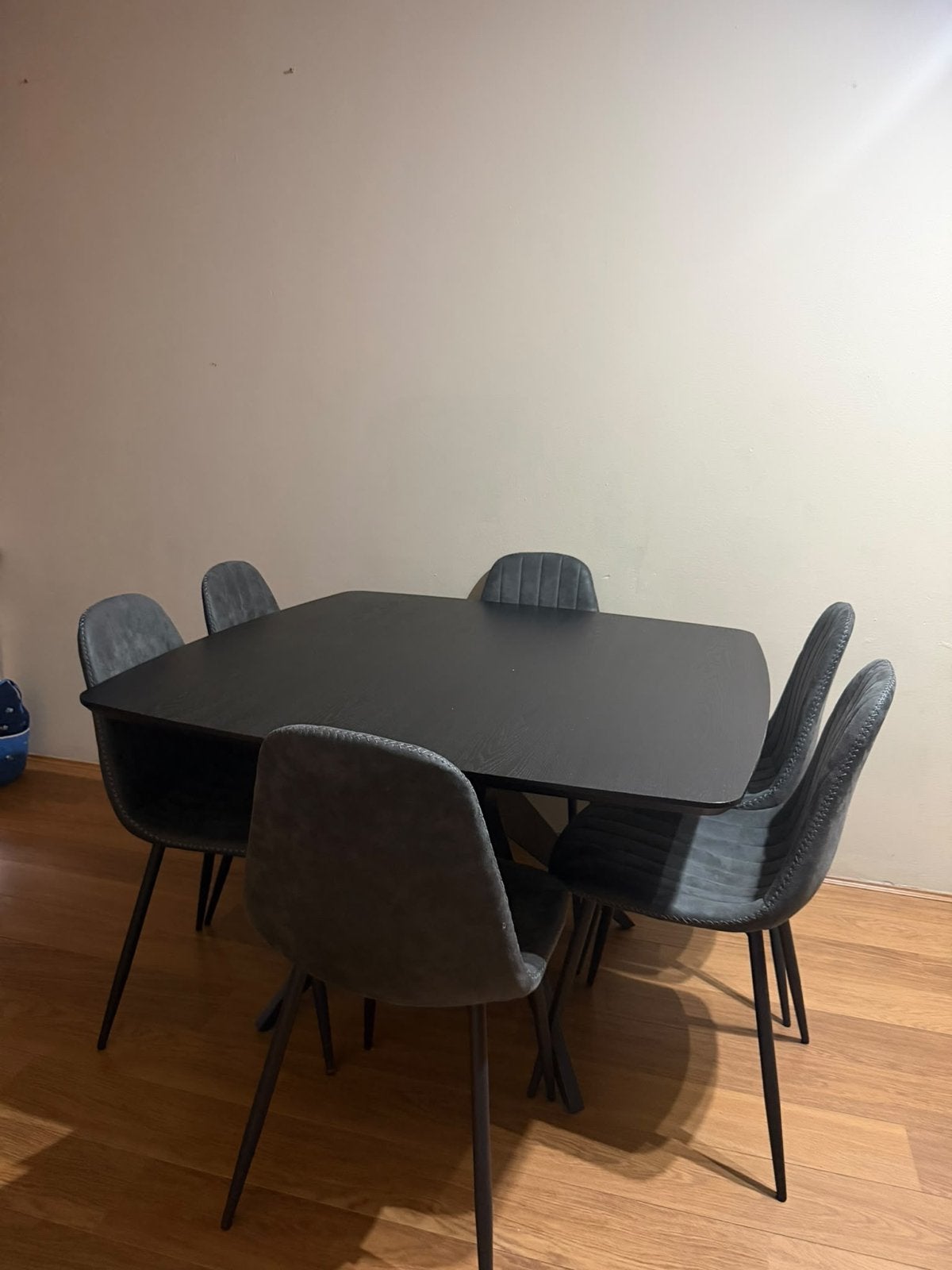 Foto 2 van Elegante eetkamerset: zwarte tafel met 6 grijze stoelen