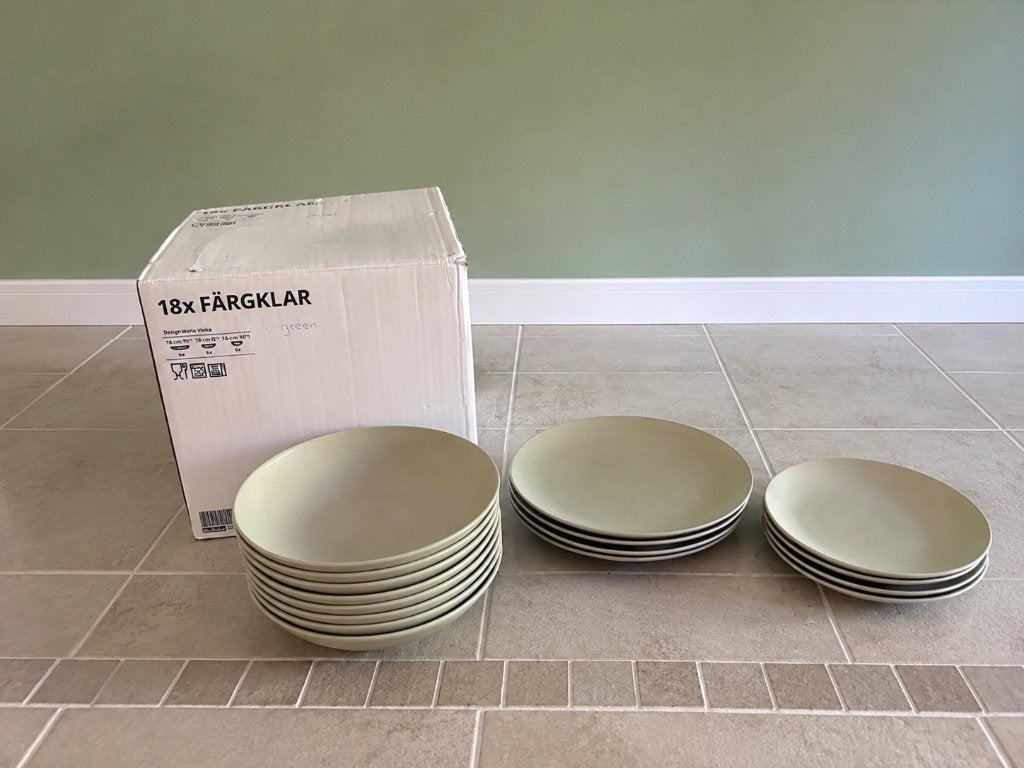 Ikea Fargklar Servies doos met 18-delig + meer, mat groen, Ophalen, IKEA, Zo goed als nieuw, Bord(en)