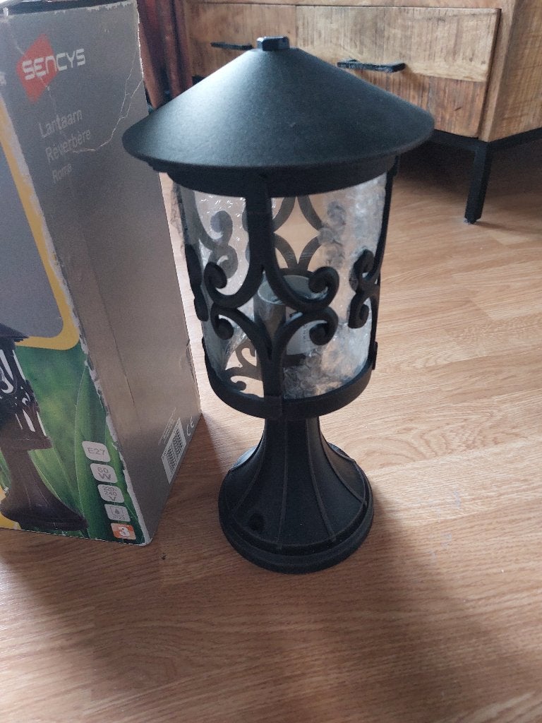 1 zwarte staande buiten lantaarn, Staande lamp, Nieuw, Ophalen of Verzenden, Netvoeding
