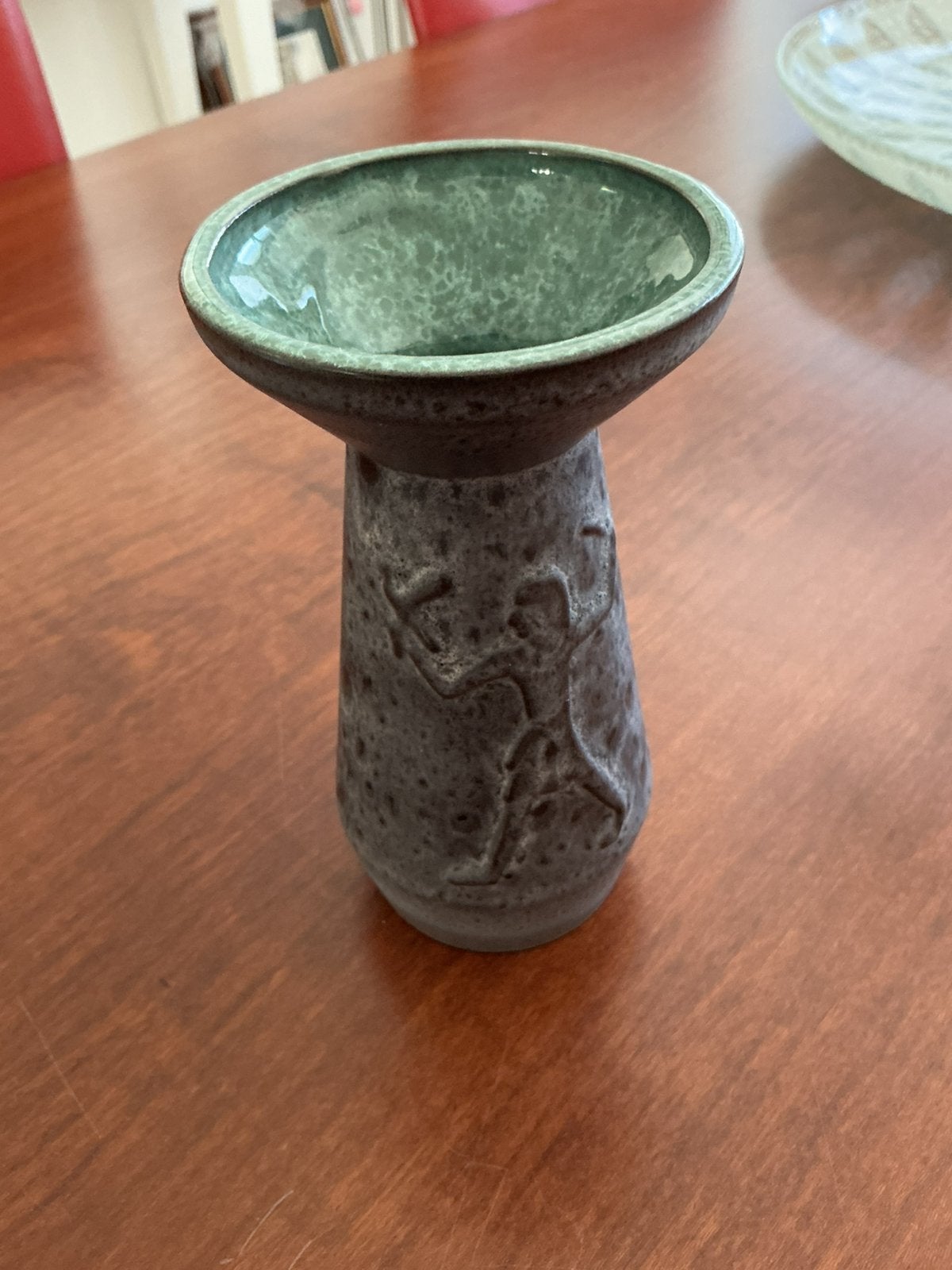 Vaasje met Egyptisch motief, Ophalen of Verzenden, Zo goed als nieuw, 20 cm, Steen/keramiek
