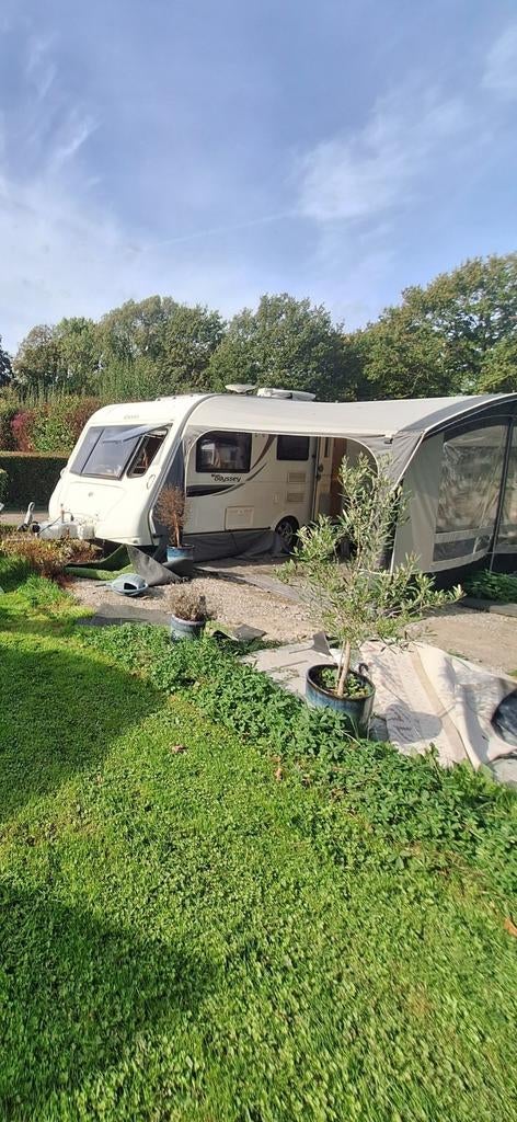 Ruime en comfortabele caravan met voortent, Caravans en Kamperen, Caravans, Koelkast, Elddis, Rondzit, Dwarsbed