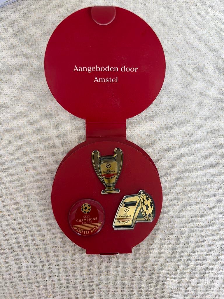 Champions League Amstel Bier Pins Set, Verzamelen, Speldjes, Pins en Buttons, Ophalen, Nieuw, Sport, Speldje of Pin