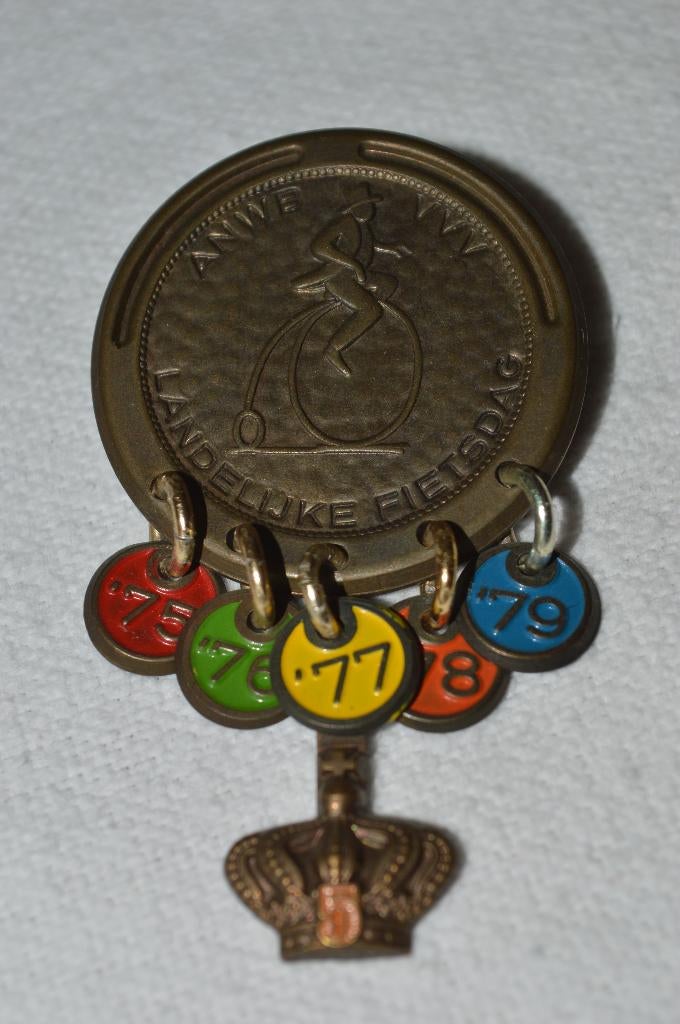 ca 50 jaar oude fiets medaille/speld  jaren 1975 t/m 1979, Postzegels en Munten, Penningen en Medailles, Ophalen of Verzenden