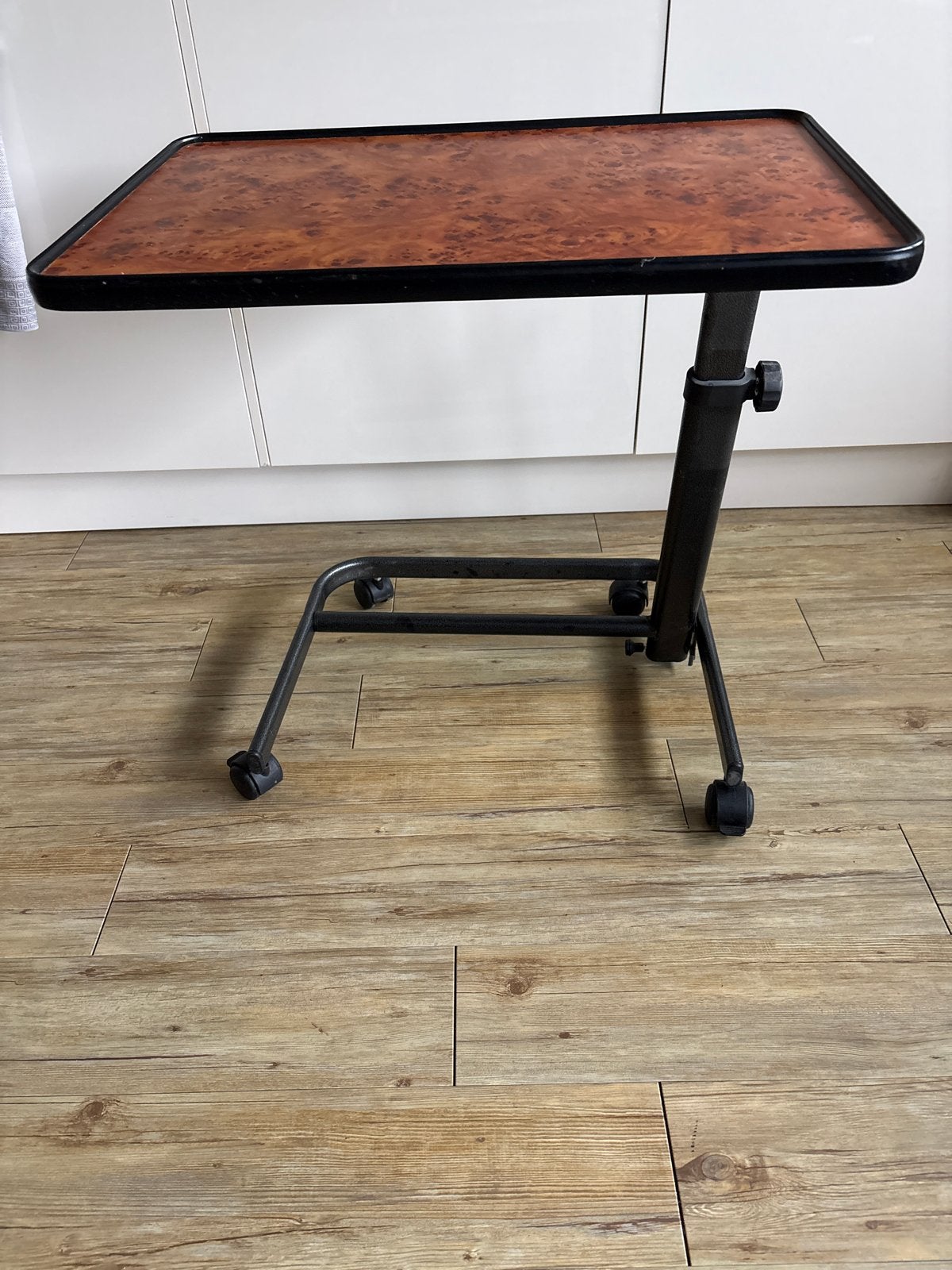 Verrijdbare bijzettafel met houtnerf blad, Ophalen, Gebruikt, Metaal of Aluminium, 55 tot 75 cm