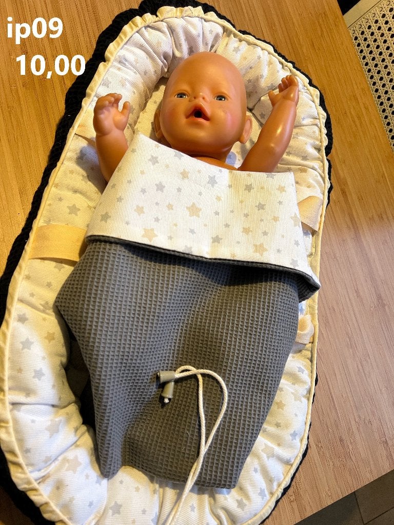Poppenkleertjes baby born. Babynestje . Opbrengst KiKa., Ophalen of Verzenden, Nieuw, Babypop