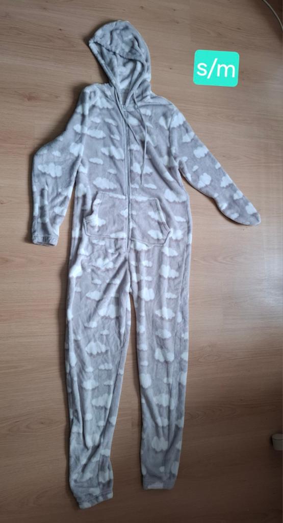 Boohoo dames fleece onesie met capuchon en een wolkenprint s, Ophalen of Verzenden, Zo goed als nieuw, Maat 36 (S)