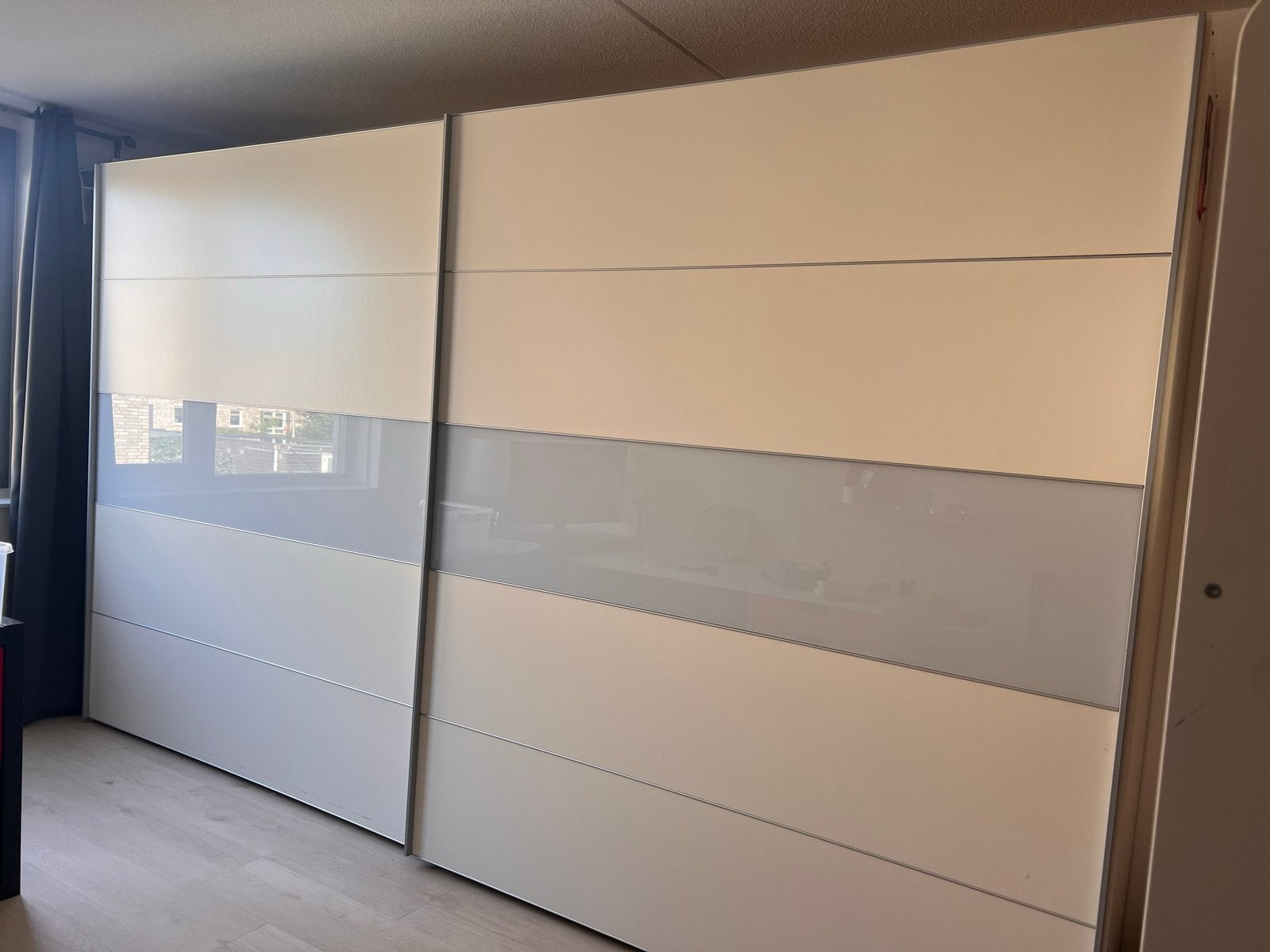 Grote kledingkast met schuifdeuren en veel opbergruimte, Huis en Inrichting, Ophalen, Gebruikt, 200 cm of meer, Met lade(s)