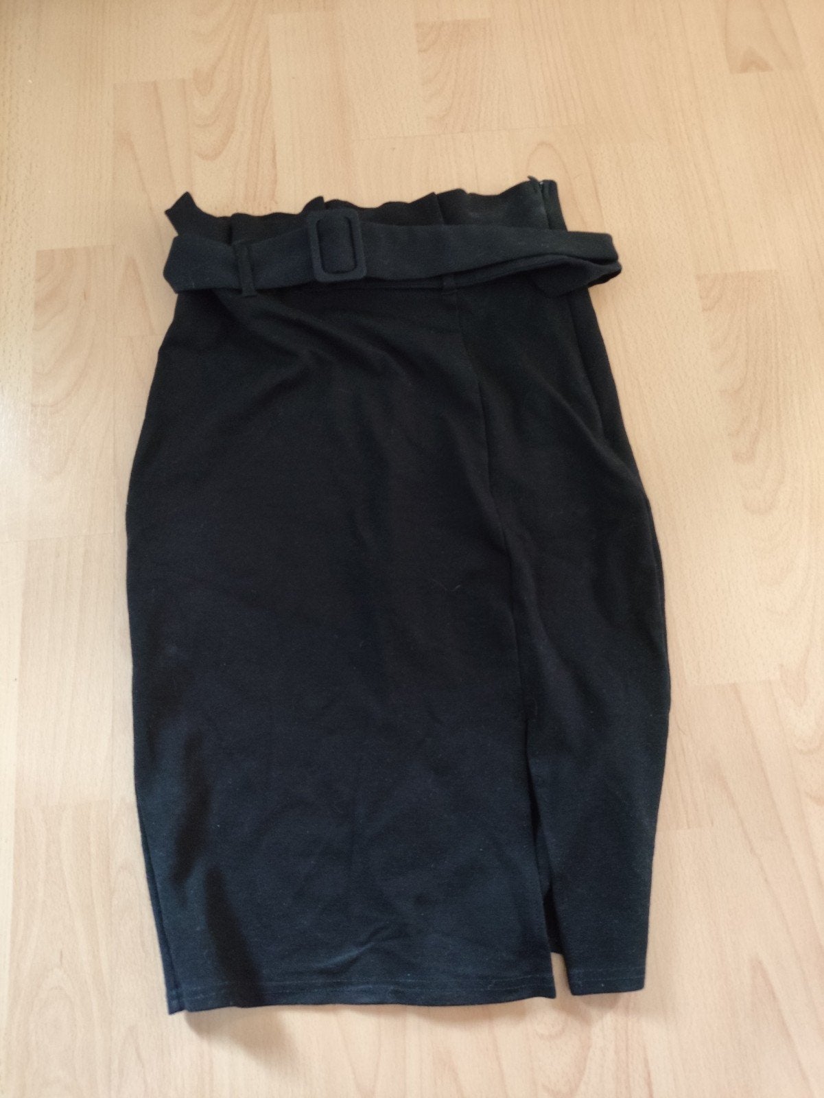 Zwarte Amisu kokerrok met riem - Maat 36 (S), Zwart, Ophalen of Verzenden, Zo goed als nieuw, Knielengte