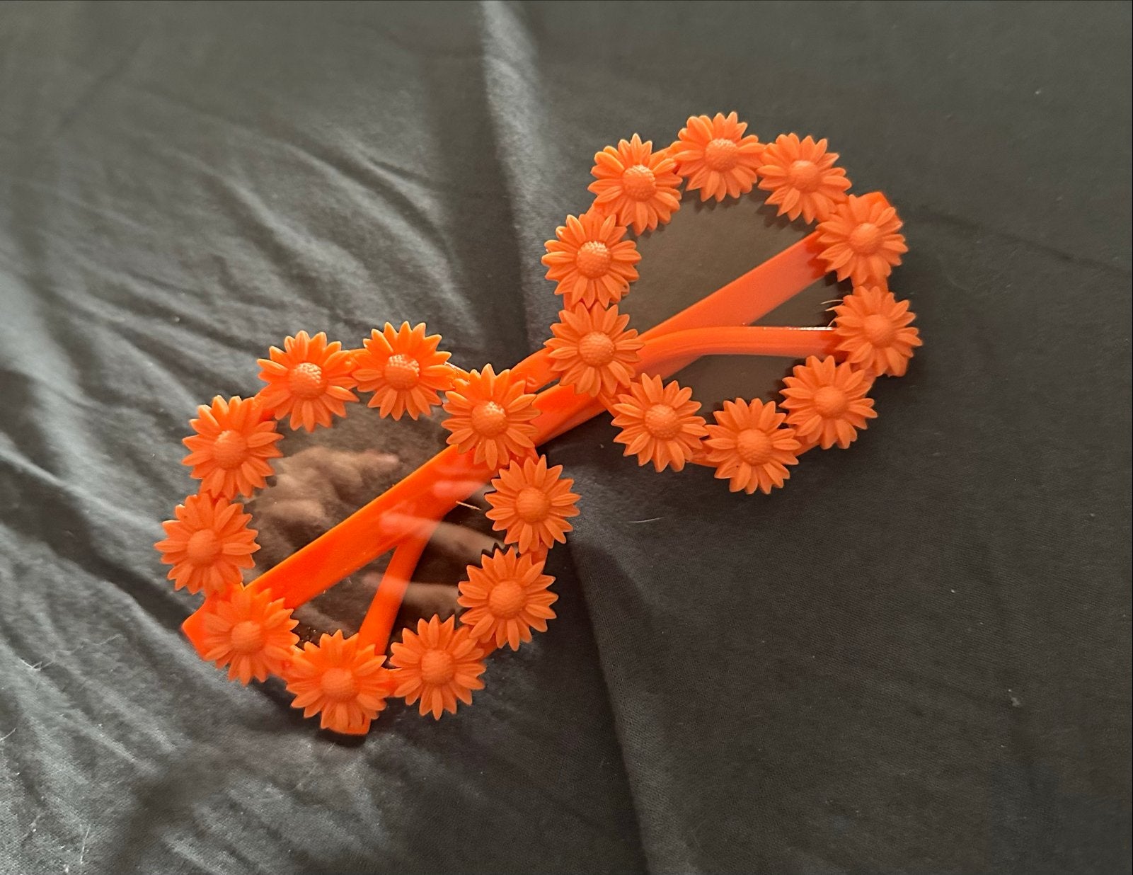 Nieuwe Oranje Bril met Bloemen - Perfect voor Carnaval!, Ophalen of Verzenden, Nieuw, Carnaval, Accessoires
