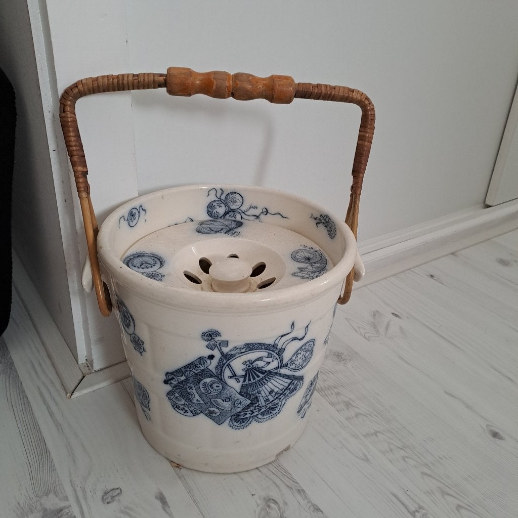 Antieke toiletemmer, Ophalen