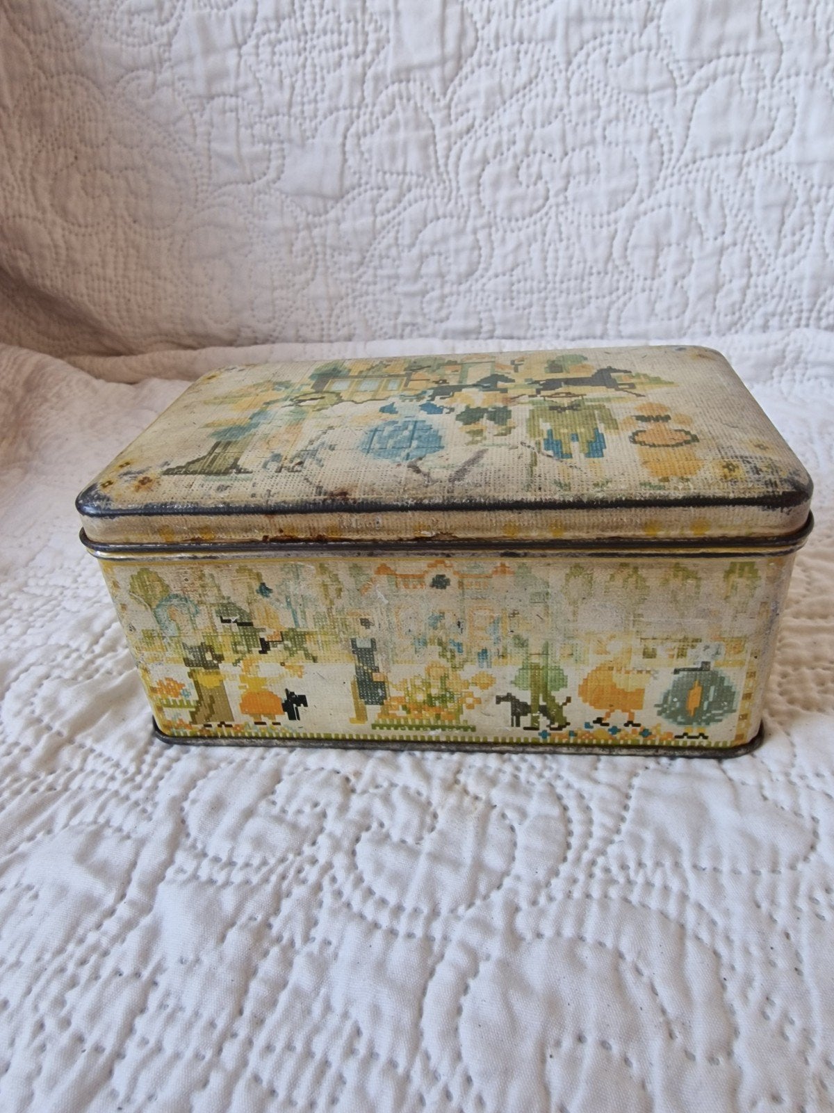 Vintage blikken trommel met borduurwerkpatroon, Ophalen of Verzenden, Gebruikt, Koek(jes), Overige merken