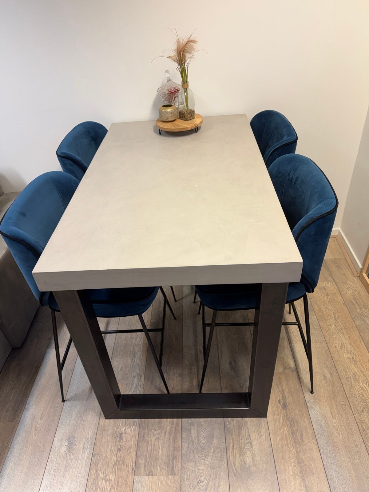 Moderne eettafel met 4 blauwe stoelen (NV Gallery), Huis en Inrichting, Ophalen, 100 tot 150 cm, 50 tot 100 cm, Zo goed als nieuw