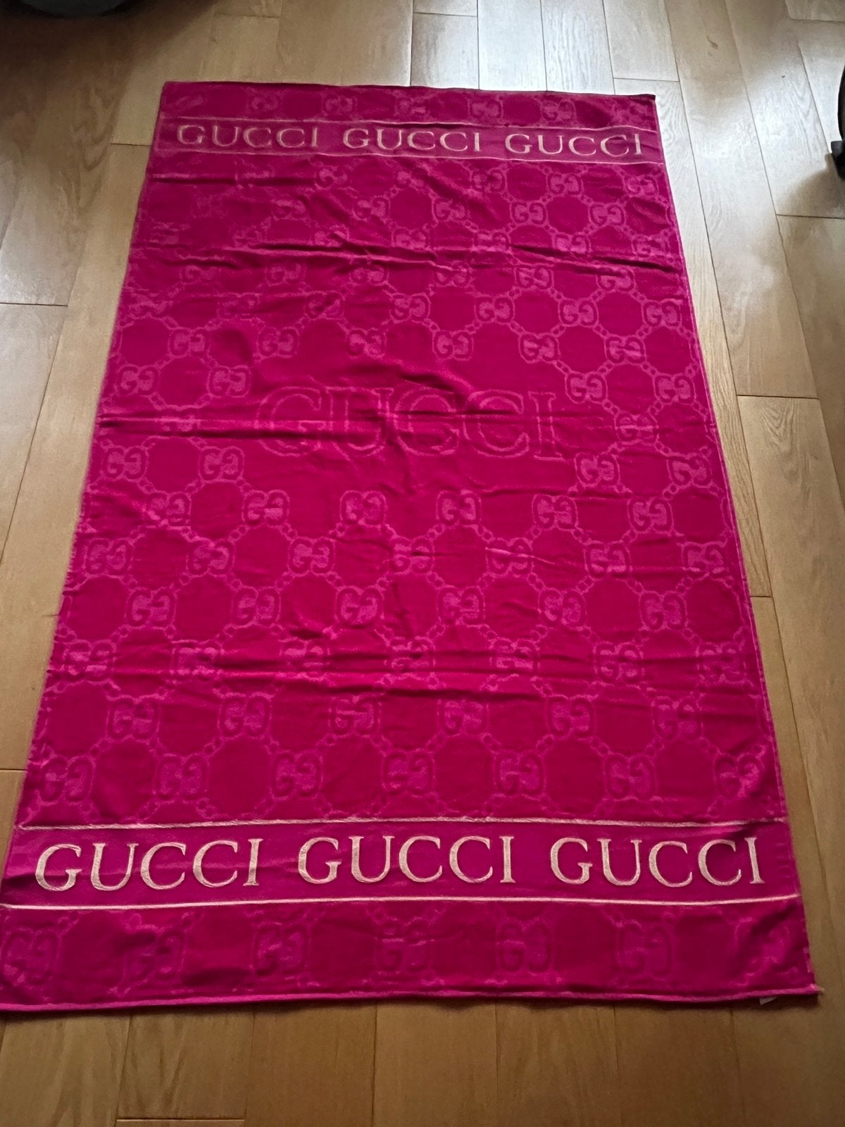 Gucci handdoek, strandlaken, heel groot, roze, nieuw, xl, Huis en Inrichting, Ophalen of Verzenden, Nieuw, Roze, Handdoek