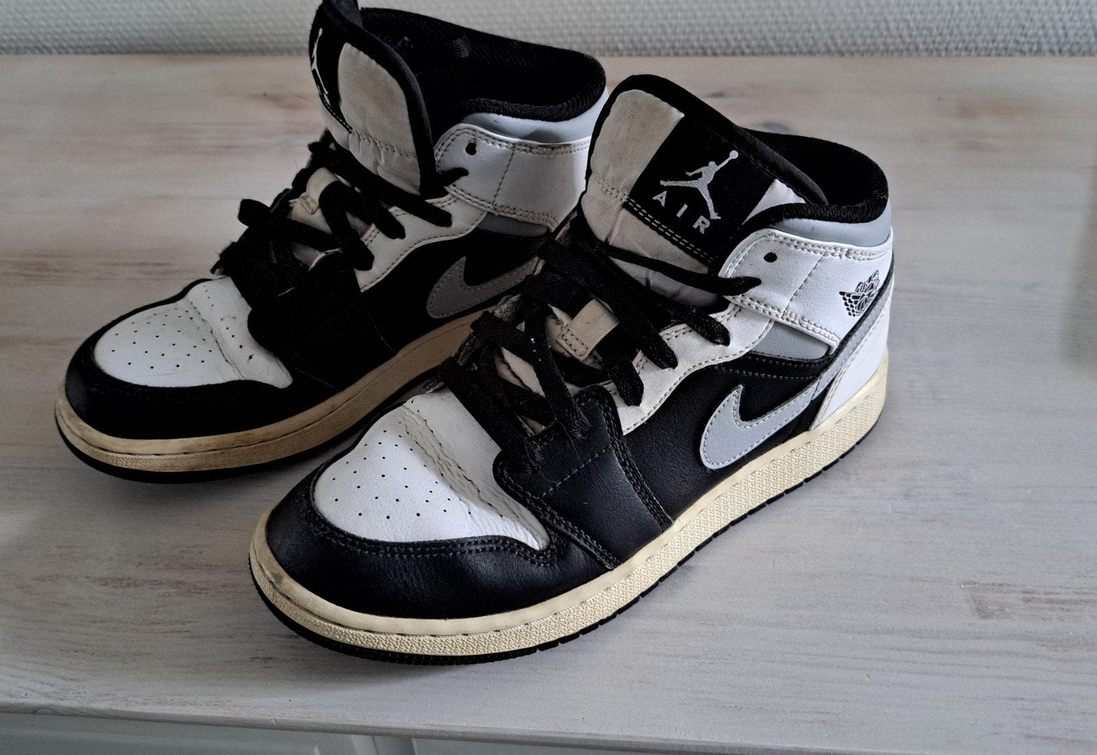 Nike Air Jordan 1 Mid - Zwart/Wit/Grijs maat 38,5, Zwart, Nike, Ophalen of Verzenden, Sneakers of Gympen
