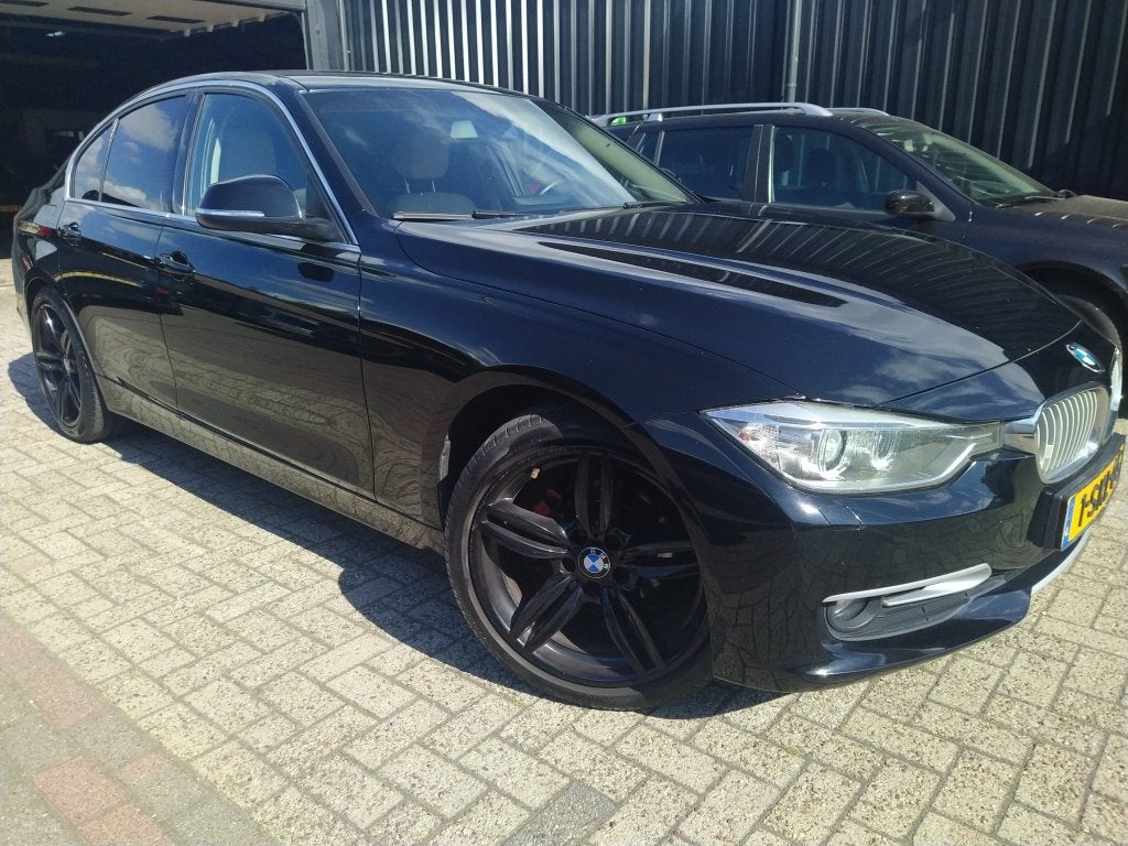 BMW 3-serie 320i EDE High Exec (bj 2013), Auto's, Gebruikt, Euro 6, 4 cilinders, Zwart