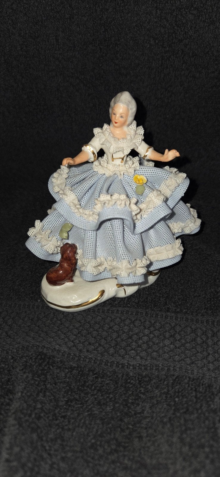 Antiek Dresden-kant porseleinen beeldje dame met hond, Antiek en Kunst, Ophalen of Verzenden