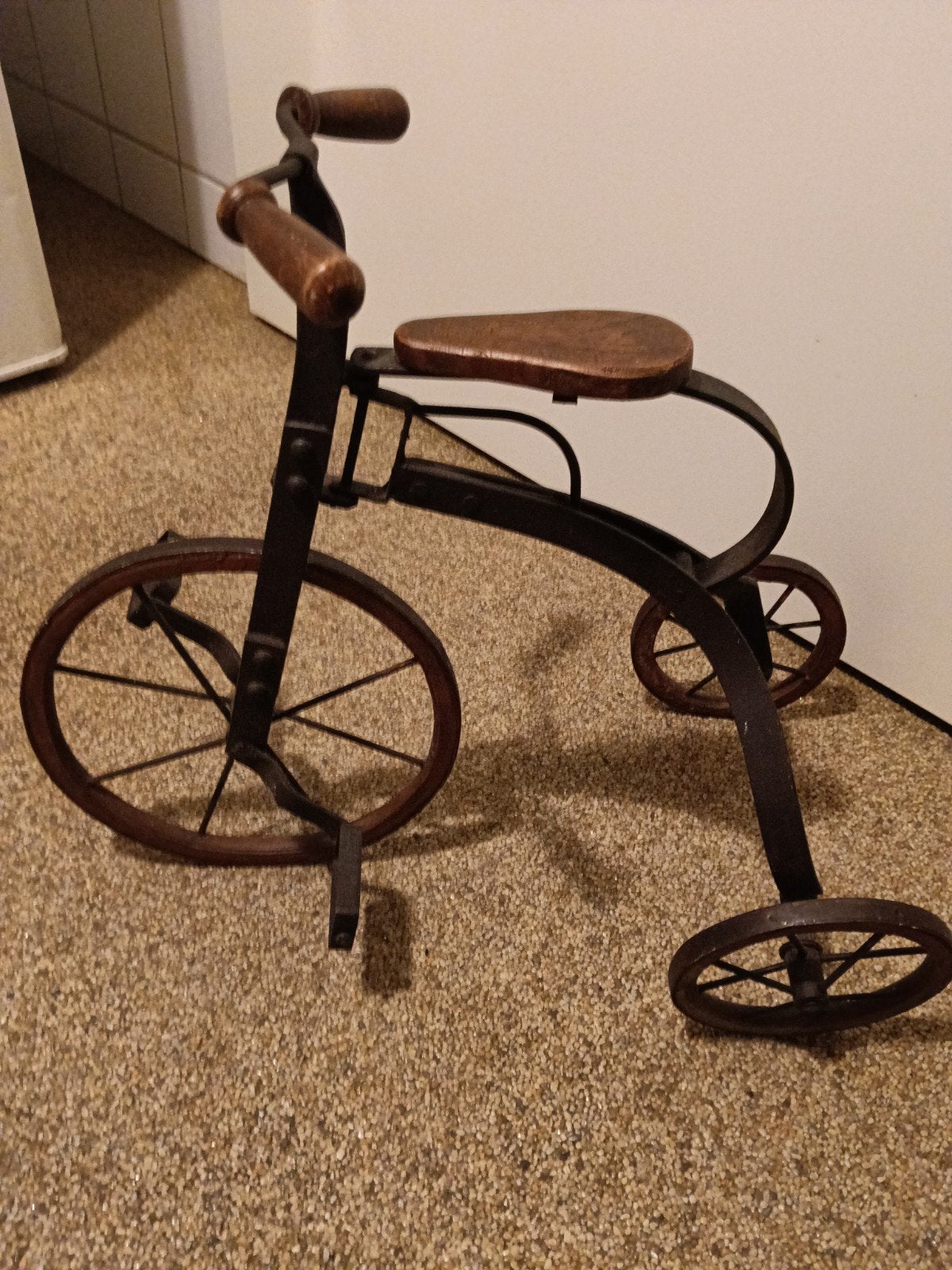 Antieke metalen driewieler met houten zitting en handvatten, Antiek en Kunst, Ophalen of Verzenden
