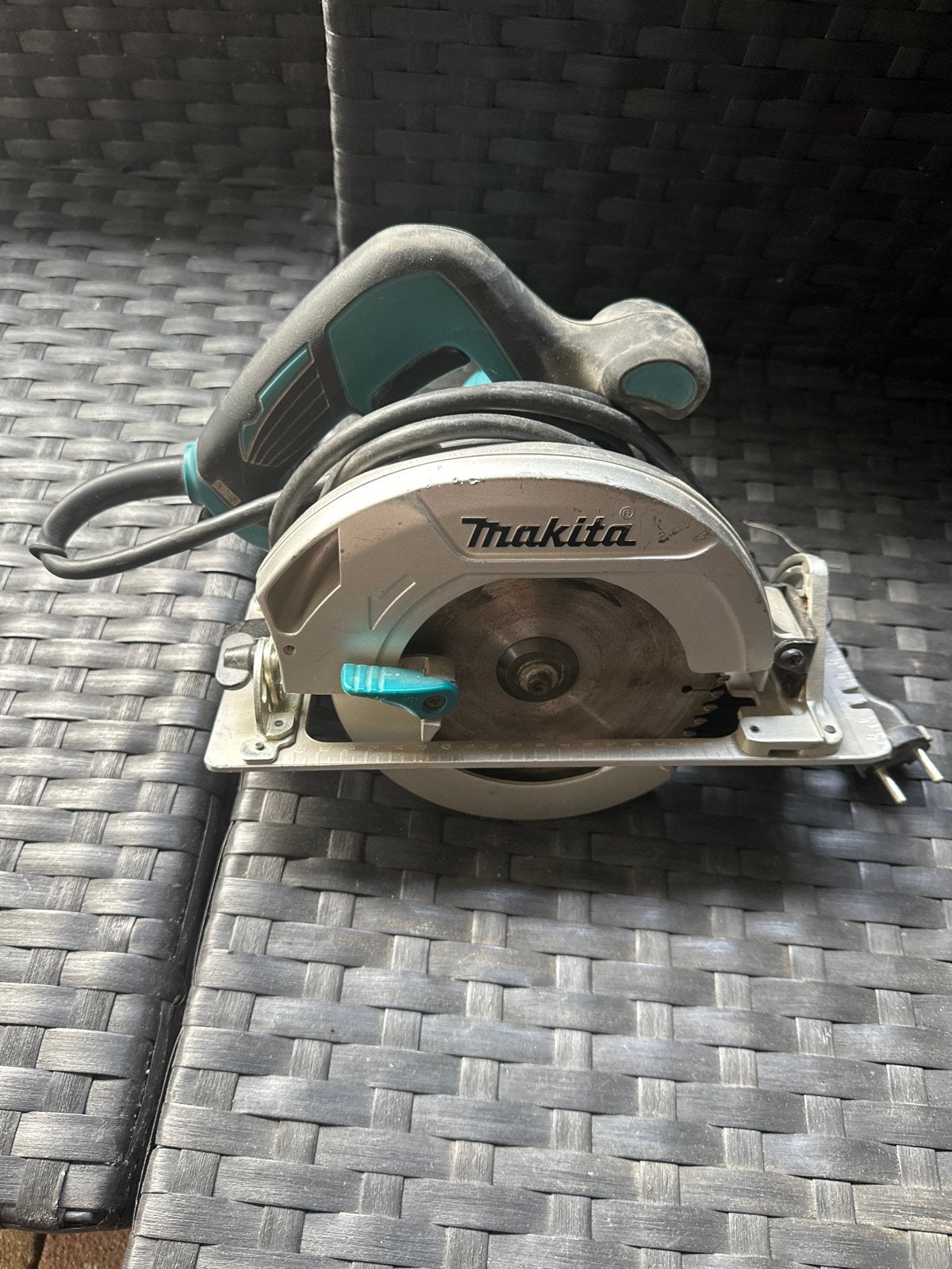 Makita HS6601 Invalzaag - 165mm zaagblad, Gebruikt, Doe-het-zelf en Verbouw, Gebruikt, Invalzaag, 600 tot 1200 watt, Ophalen of Verzenden