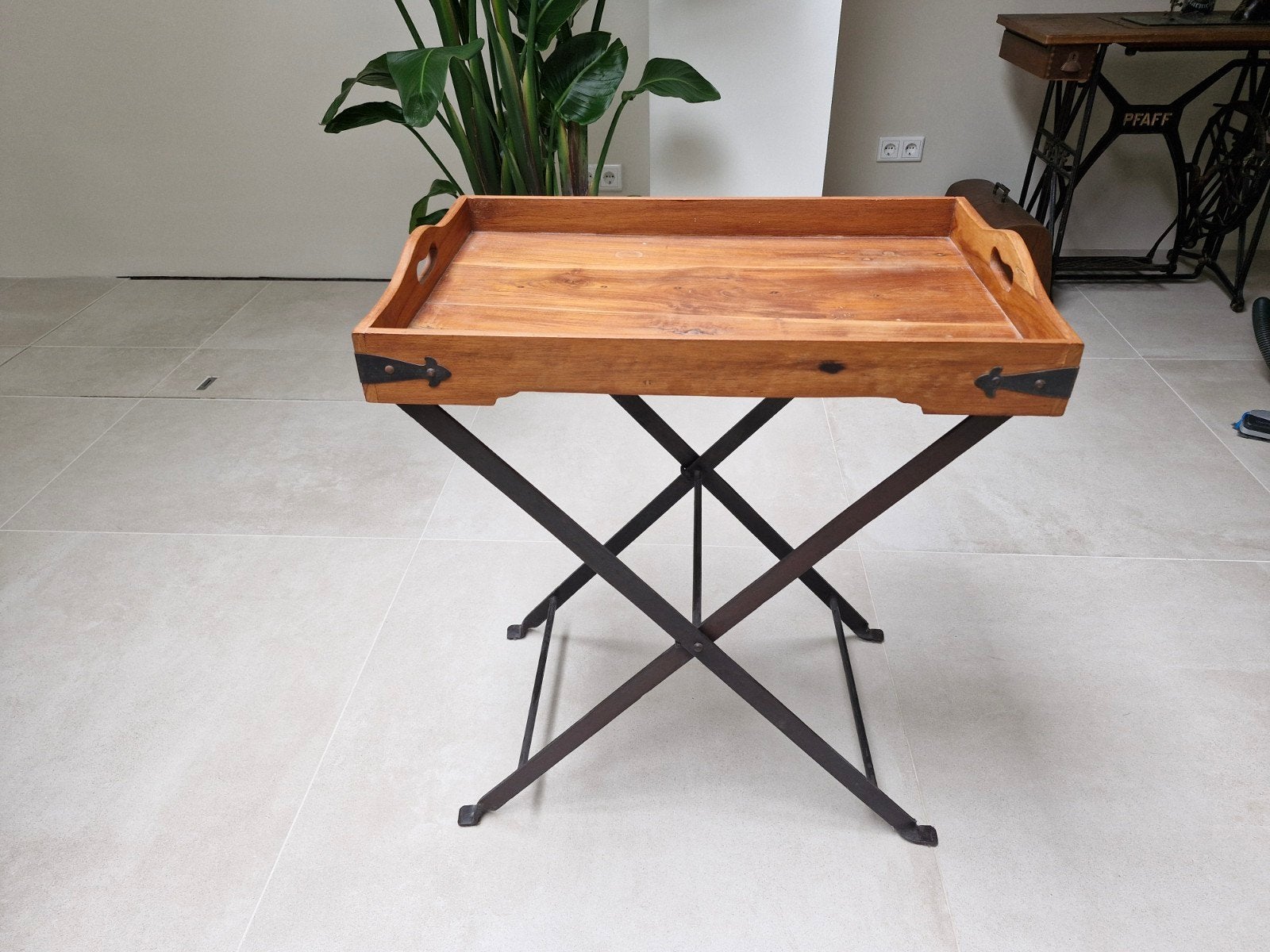 Houten dienbladtafel met metalen onderstel, Ophalen, Gebruikt, 55 tot 75 cm, 60 cm of meer