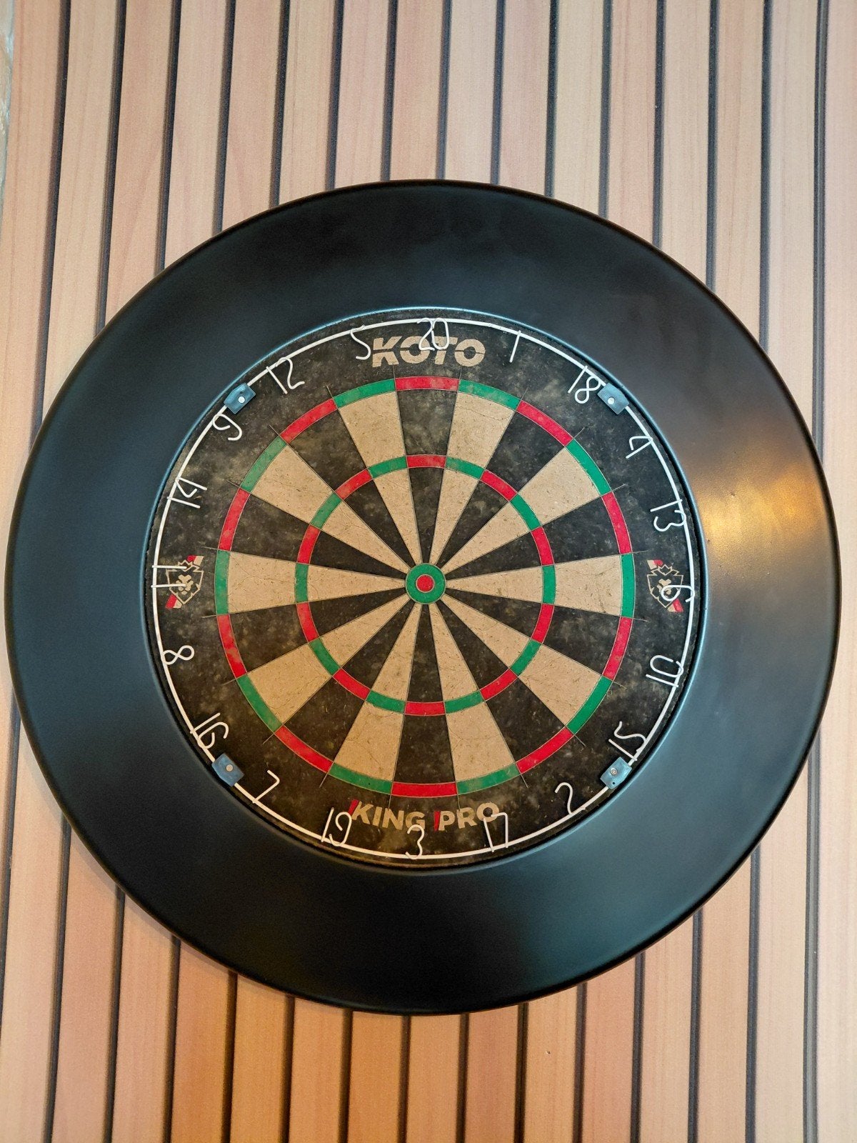 Compleet Dartbord met beschermrand, scorebord, en darts., Ophalen, Gebruikt, Dartbord met pijlen