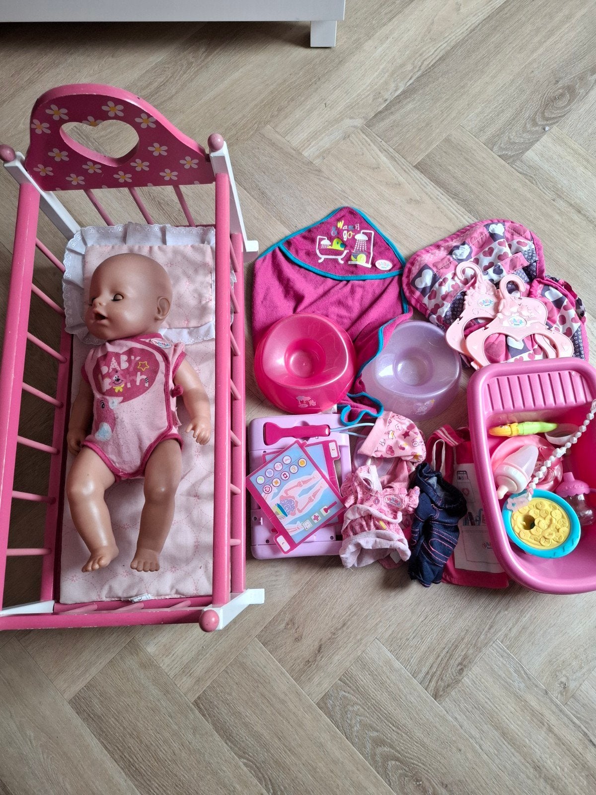 Baby Born-pakket met pop, bedje en accessoires, Ophalen