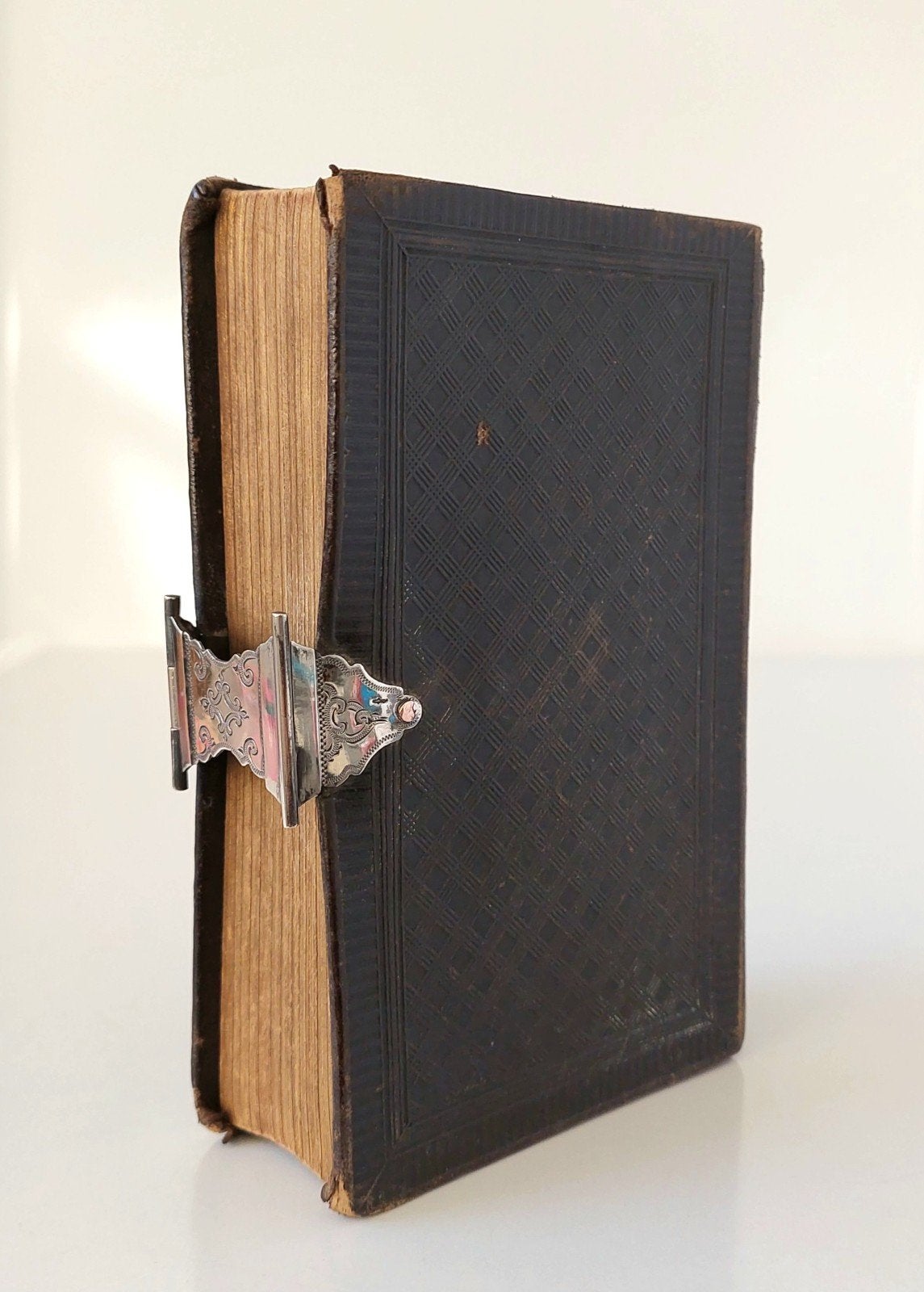 Antieke Bijbel uit 1884 met zilveren slot sluiting., Antiek en Kunst, Ophalen of Verzenden