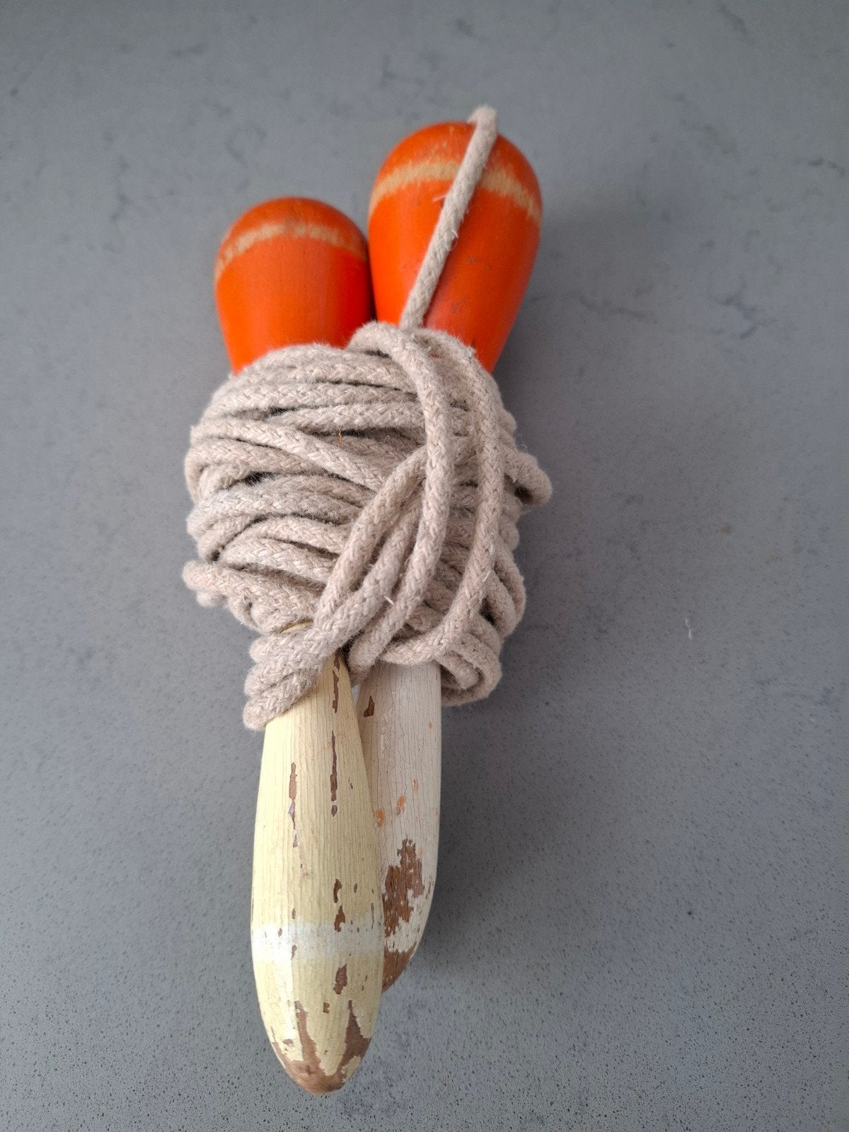 Vintage hoHouten speelgoed:Springtouw 2.75, tol en kegels, Ophalen of Verzenden