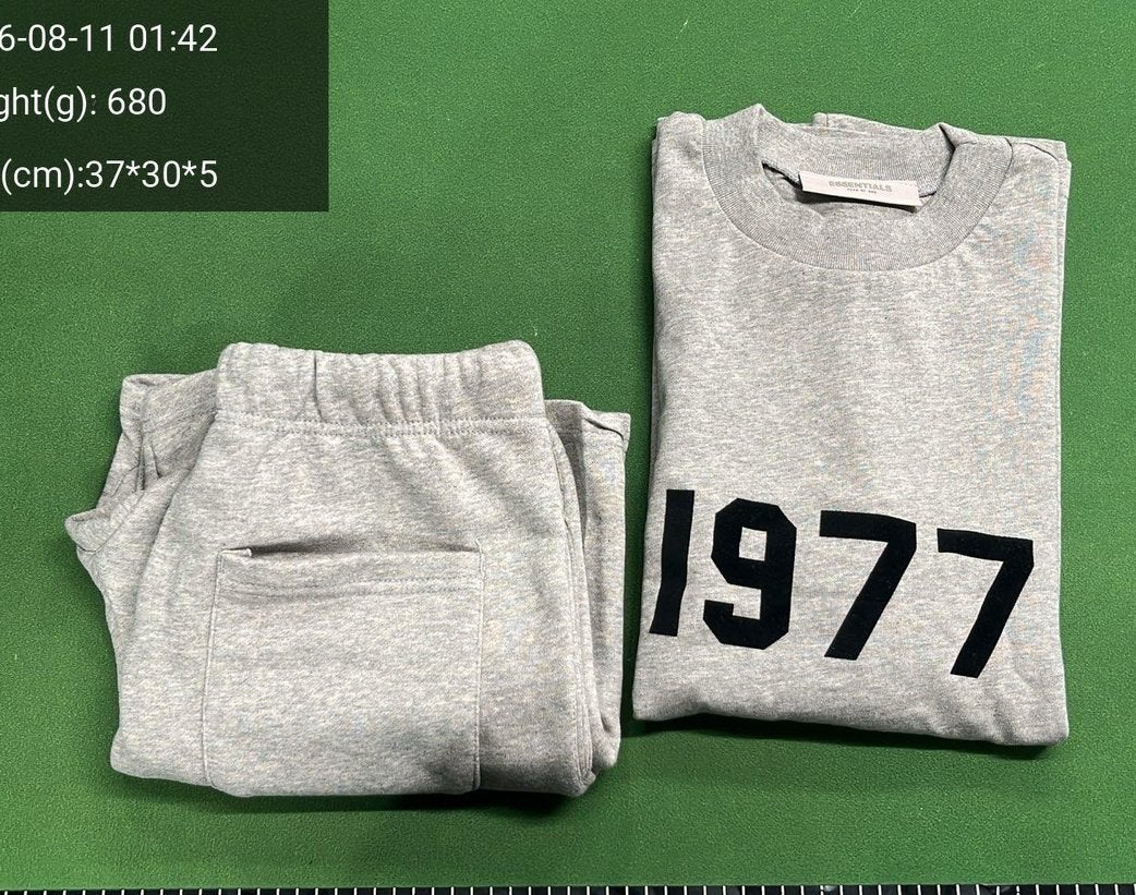 Essentials 1977, Ophalen of Verzenden, Zo goed als nieuw