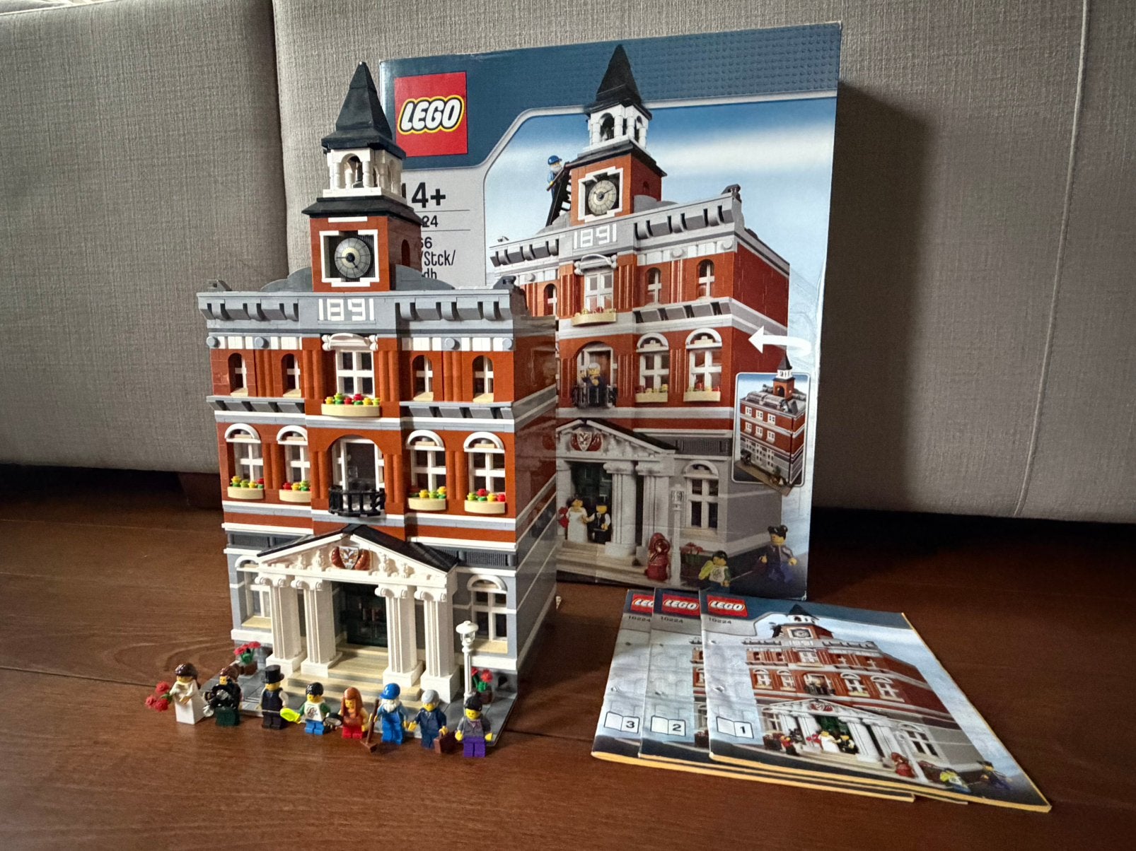 LEGO Creator Expert Townhall -10224, Kinderen en Baby's, Speelgoed | Duplo en Lego, Gebruikt, Lego, Ophalen of Verzenden, Inclusief minifiguren