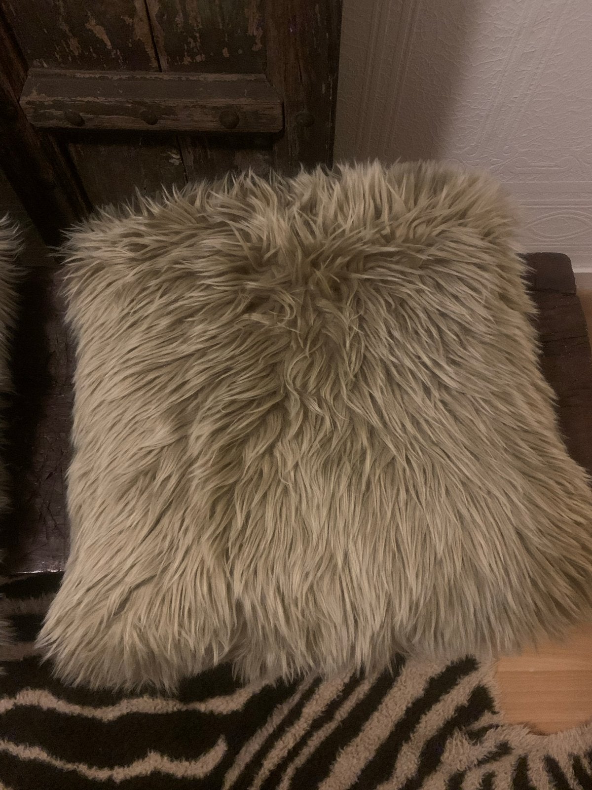 Zachte beige sierkussens met lange haren (2 stuks), Ophalen, Overige merken, Gebruikt, Inclusief binnenkussen