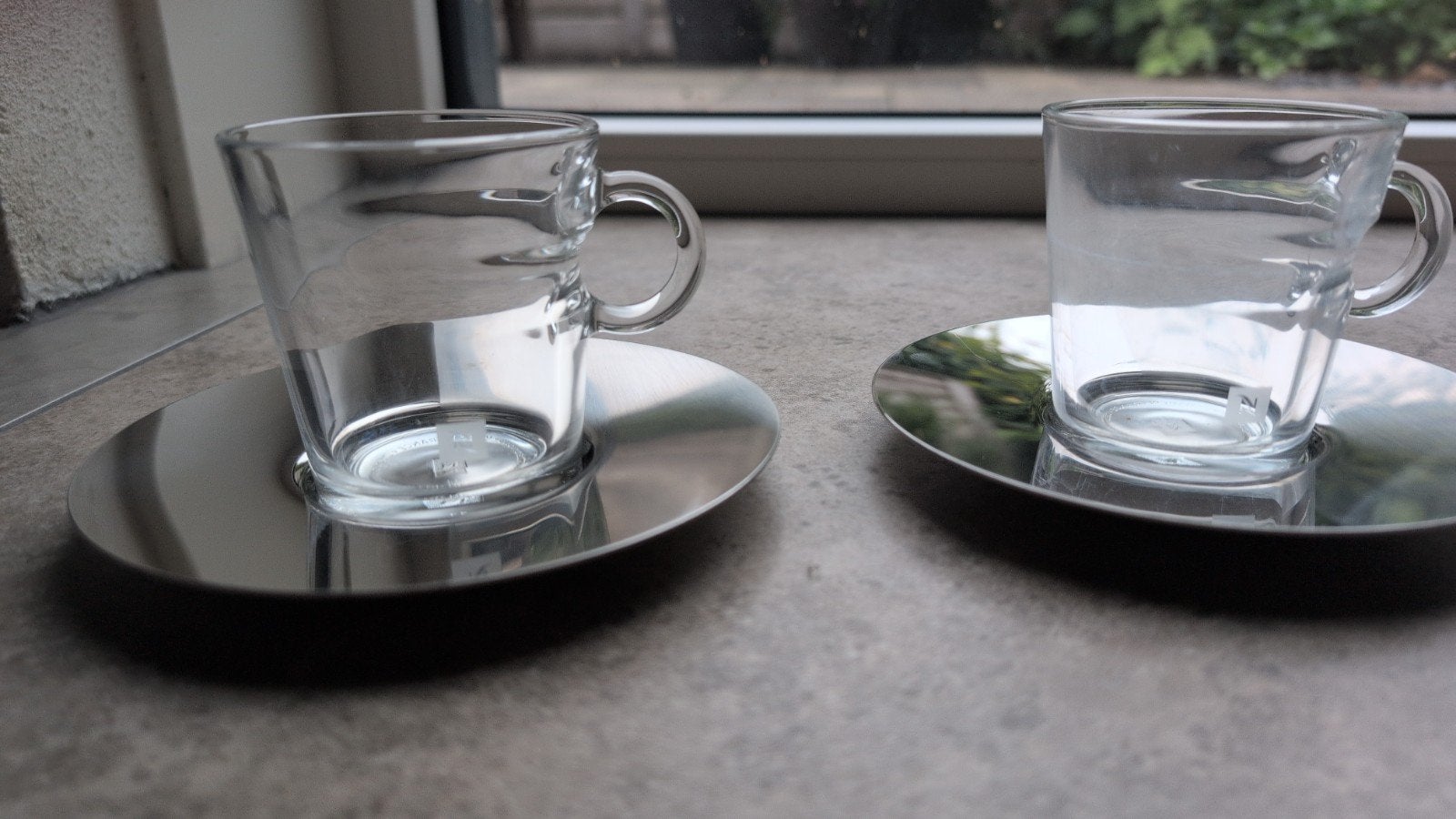 Nespresso kop en schotel (2x), Huis en Inrichting, Keuken | Servies, Gebruikt, Ophalen of Verzenden, Glas, Overige stijlen