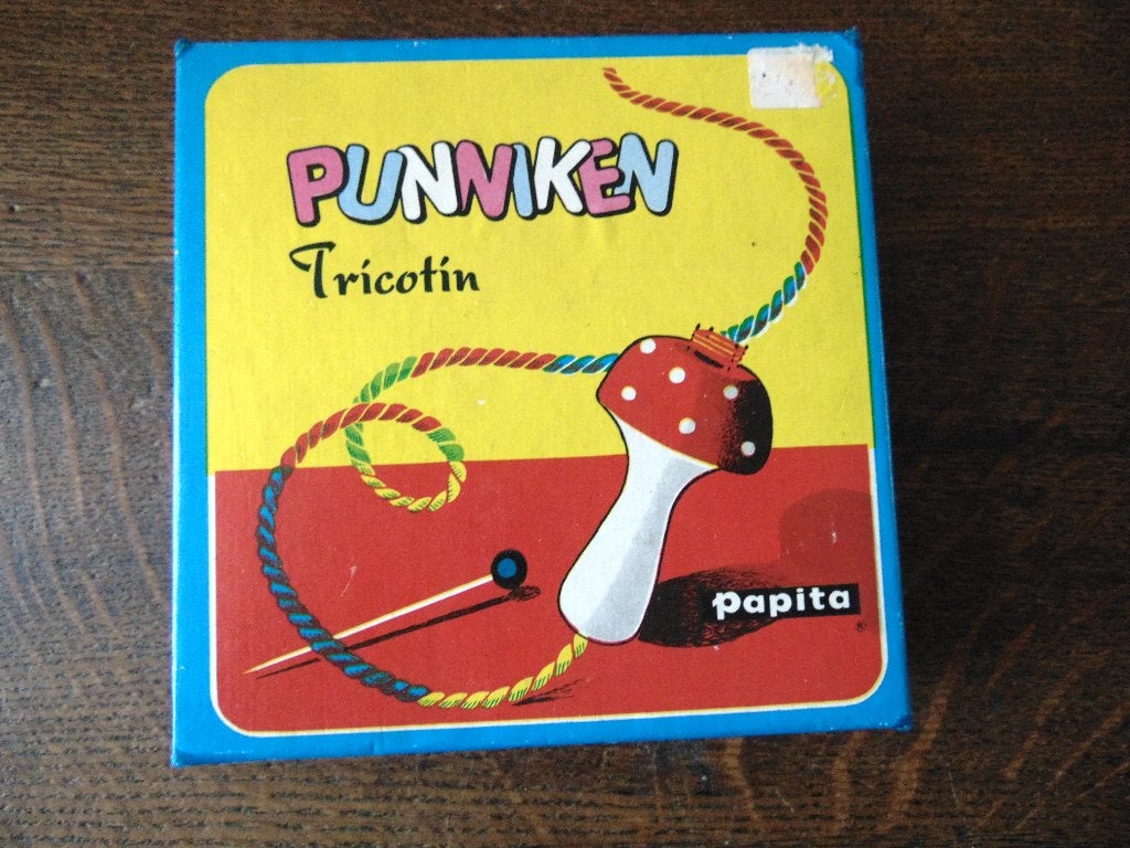 Punnik Klosje in doosje met naald en foldertje, Ophalen of Verzenden, Gebruikt, Hout, Knutselset