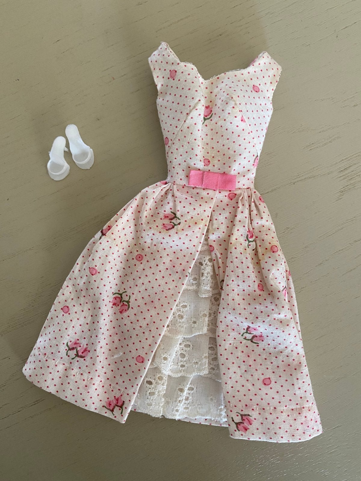Vintage Barbie ‘63 Garden Party #931 jurk Mattel met label, Verzamelen, Verzenden, Kleertjes