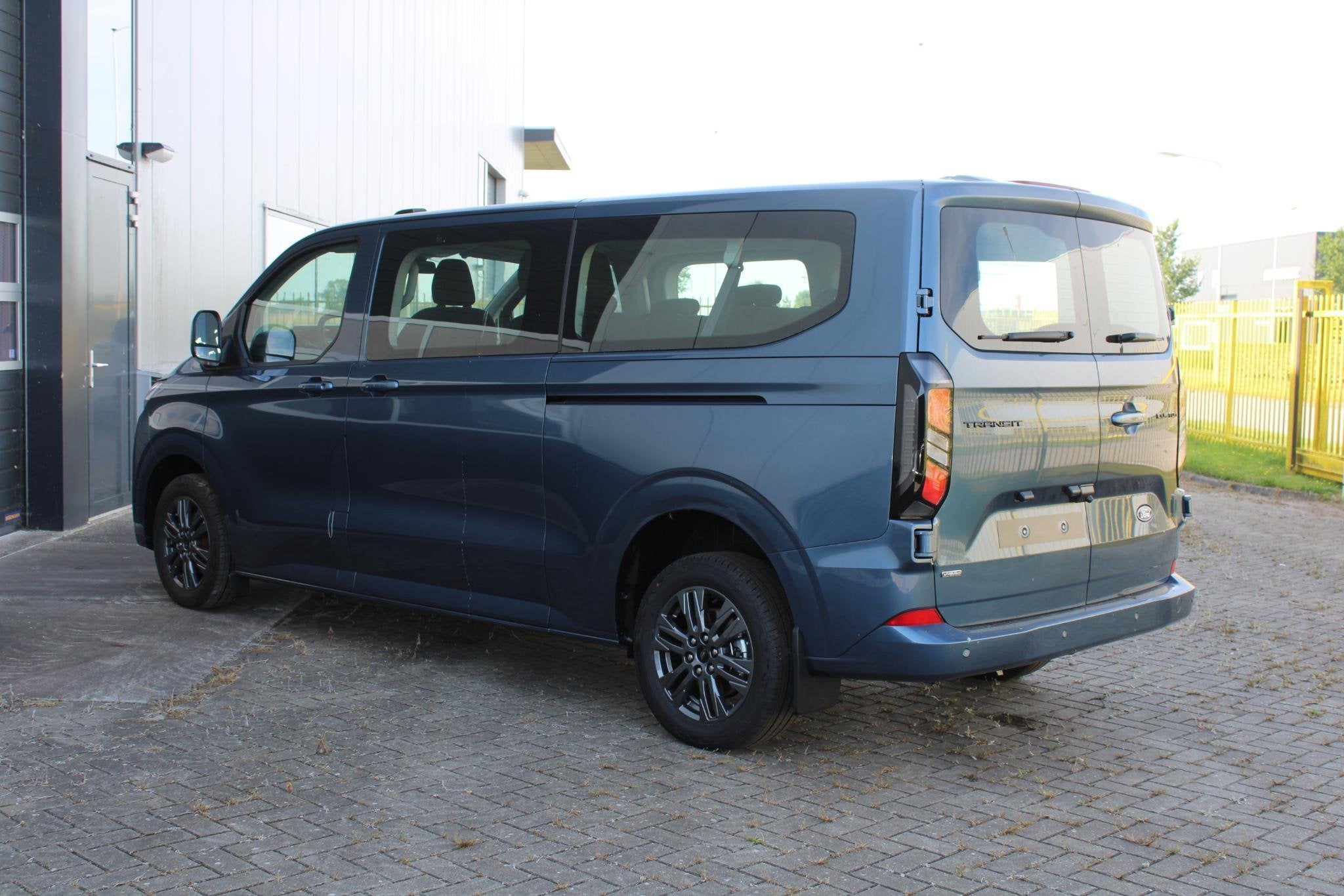 Ford Transit Custom 340 2.5 PHEV L2H1 Limited 233pk | Kombi, Auto's, Euro 6, 1850 kg, Blauw, Bedrijf